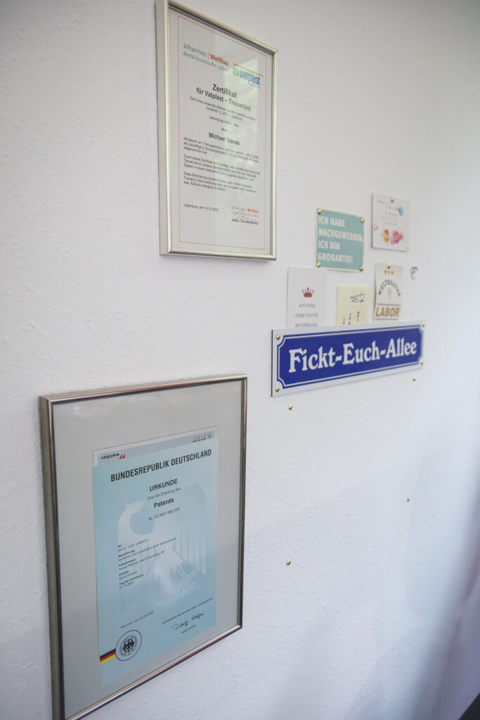 Zertifikate und lustige Karten am Arbeitsplatz